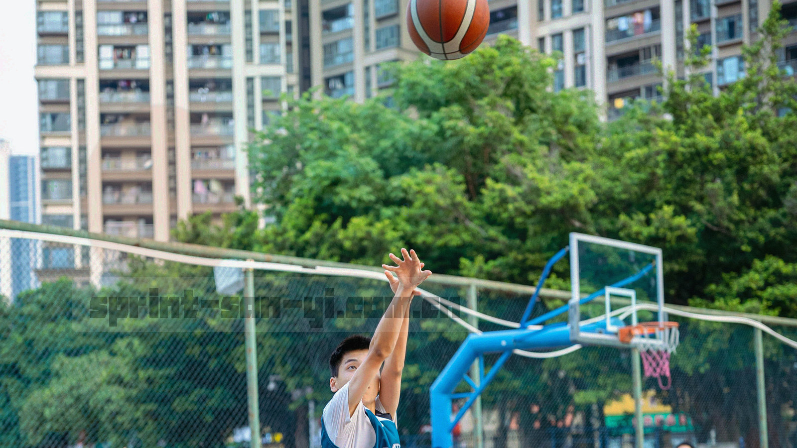 夜场看台灯光与半透明统计网格叠成的数据专栏封面
